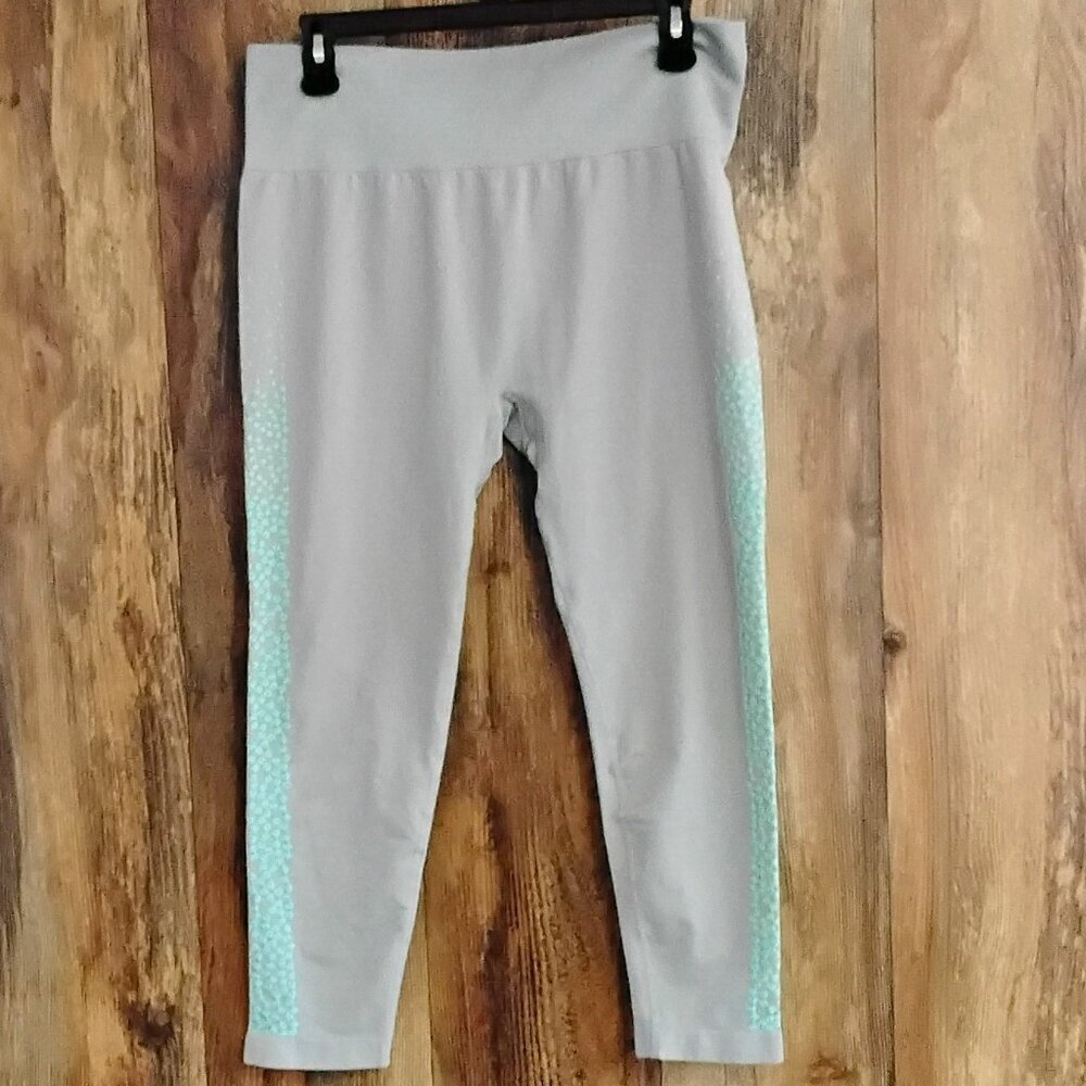 Fabletics Renee Seamless Capri Legging Gray Aqua Dot Stretch XL